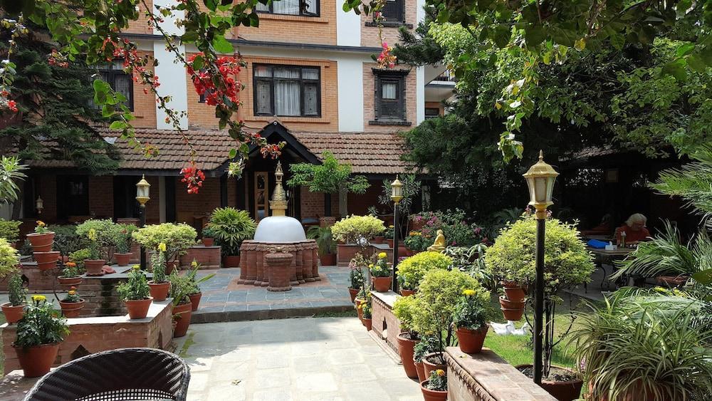 Hotel Ganesh Himal Катманду Экстерьер фото