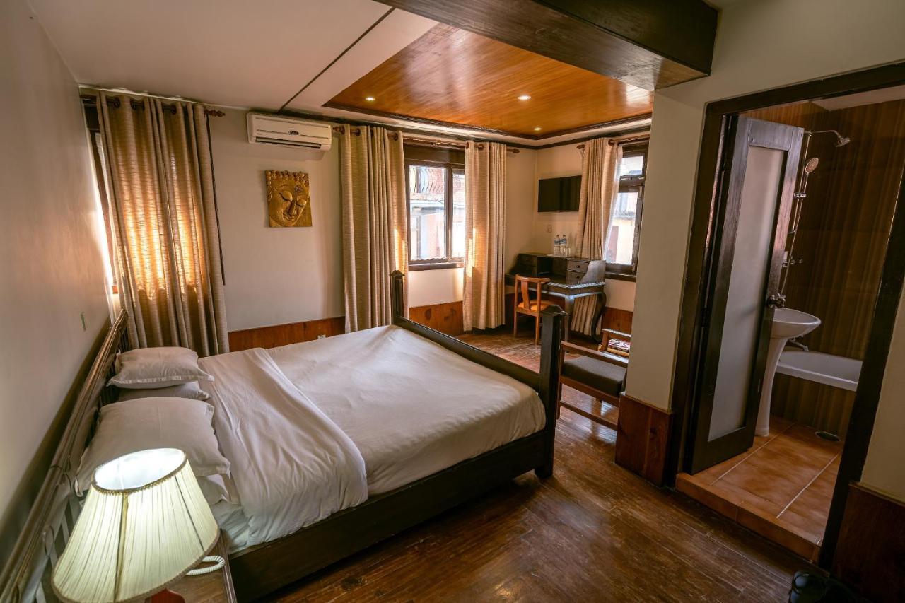Hotel Ganesh Himal Катманду Экстерьер фото
