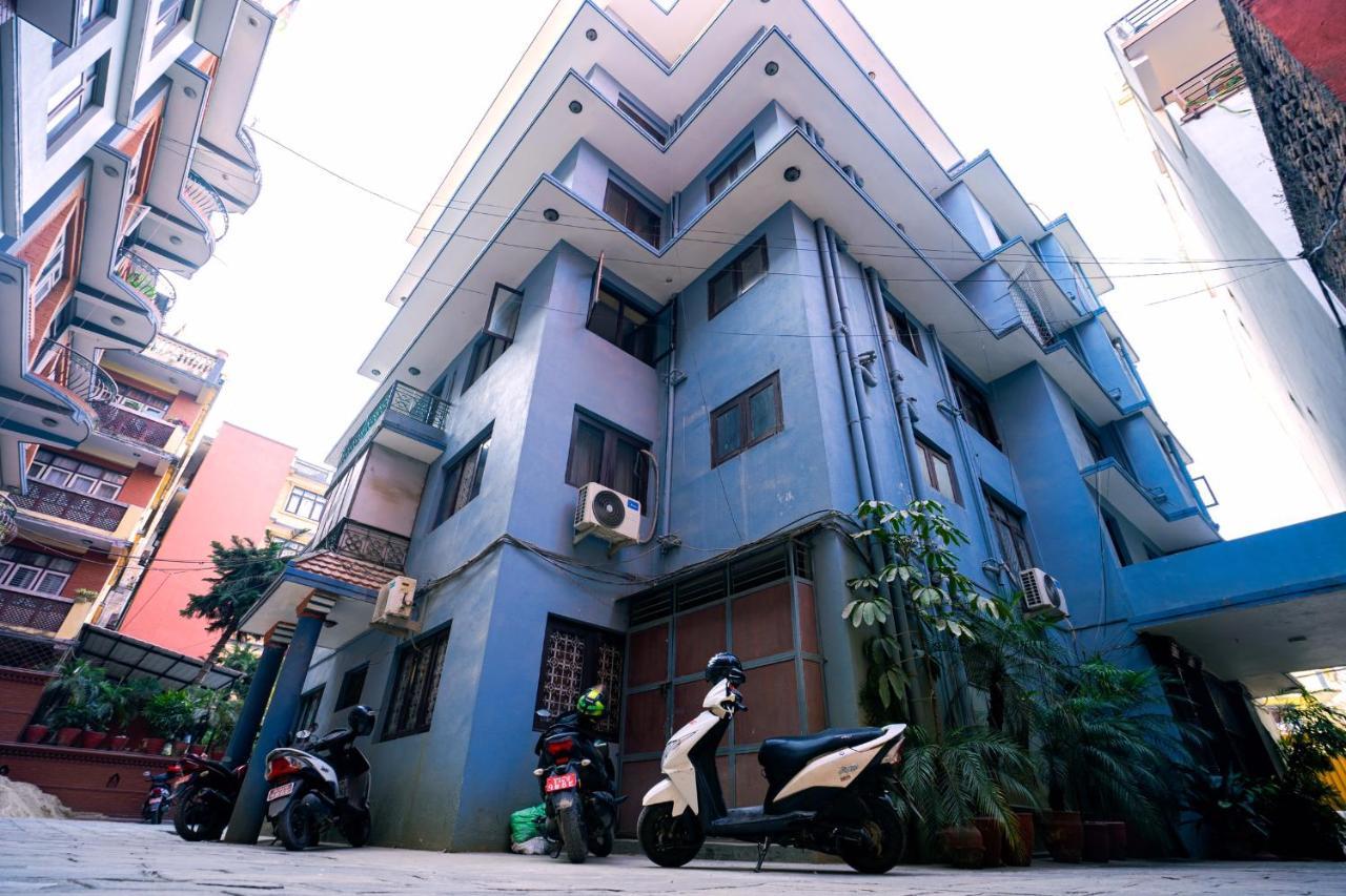 Hotel Ganesh Himal Катманду Экстерьер фото