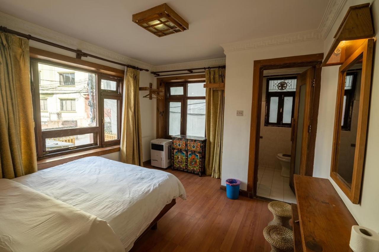 Hotel Ganesh Himal Катманду Экстерьер фото
