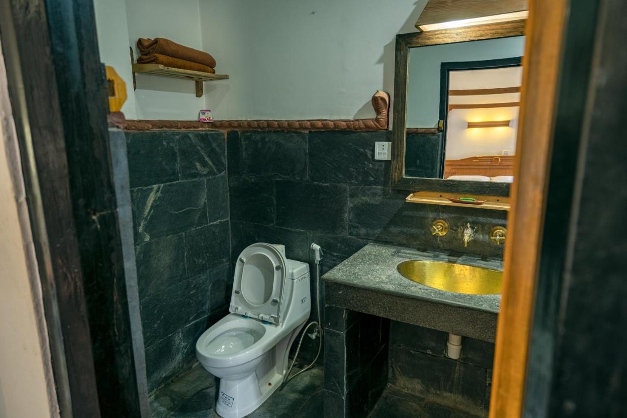 Hotel Ganesh Himal Катманду Экстерьер фото