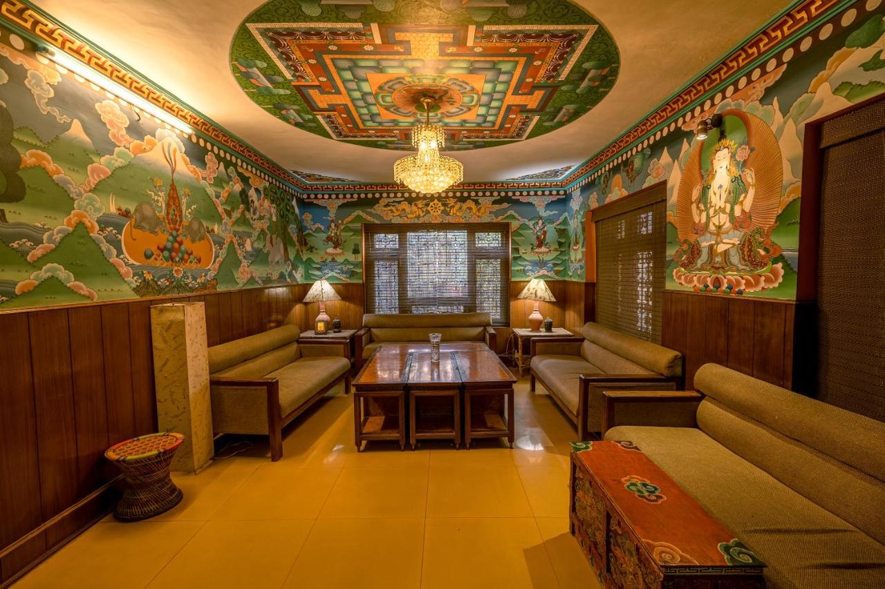 Hotel Ganesh Himal Катманду Экстерьер фото