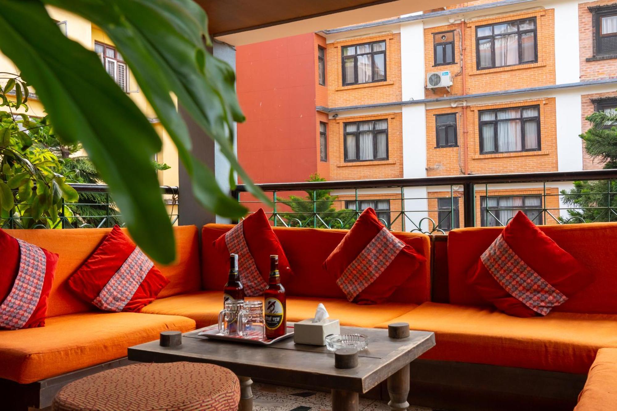 Hotel Ganesh Himal Катманду Экстерьер фото
