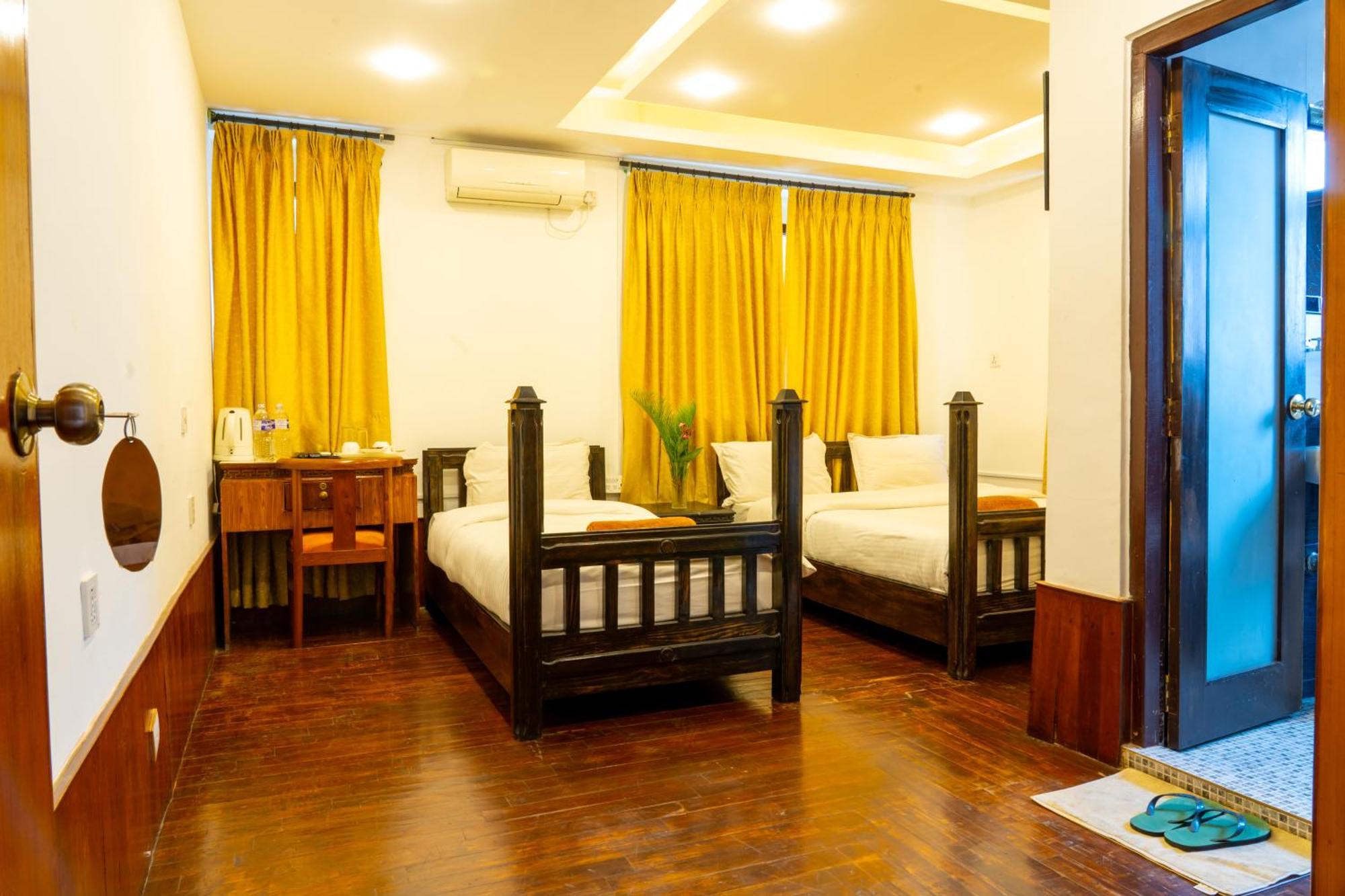 Hotel Ganesh Himal Катманду Экстерьер фото
