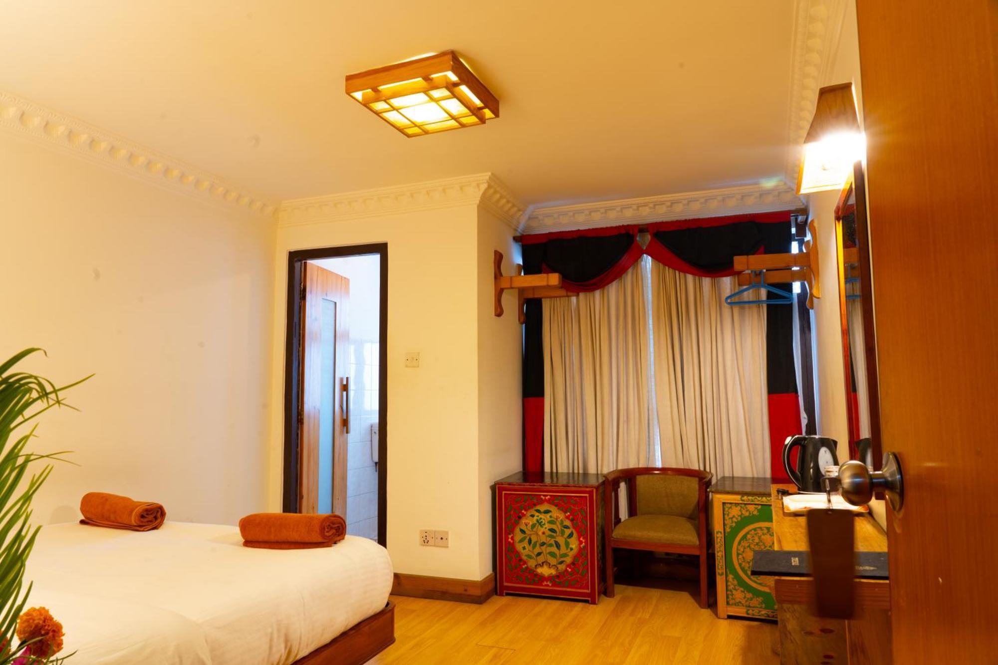 Hotel Ganesh Himal Катманду Экстерьер фото