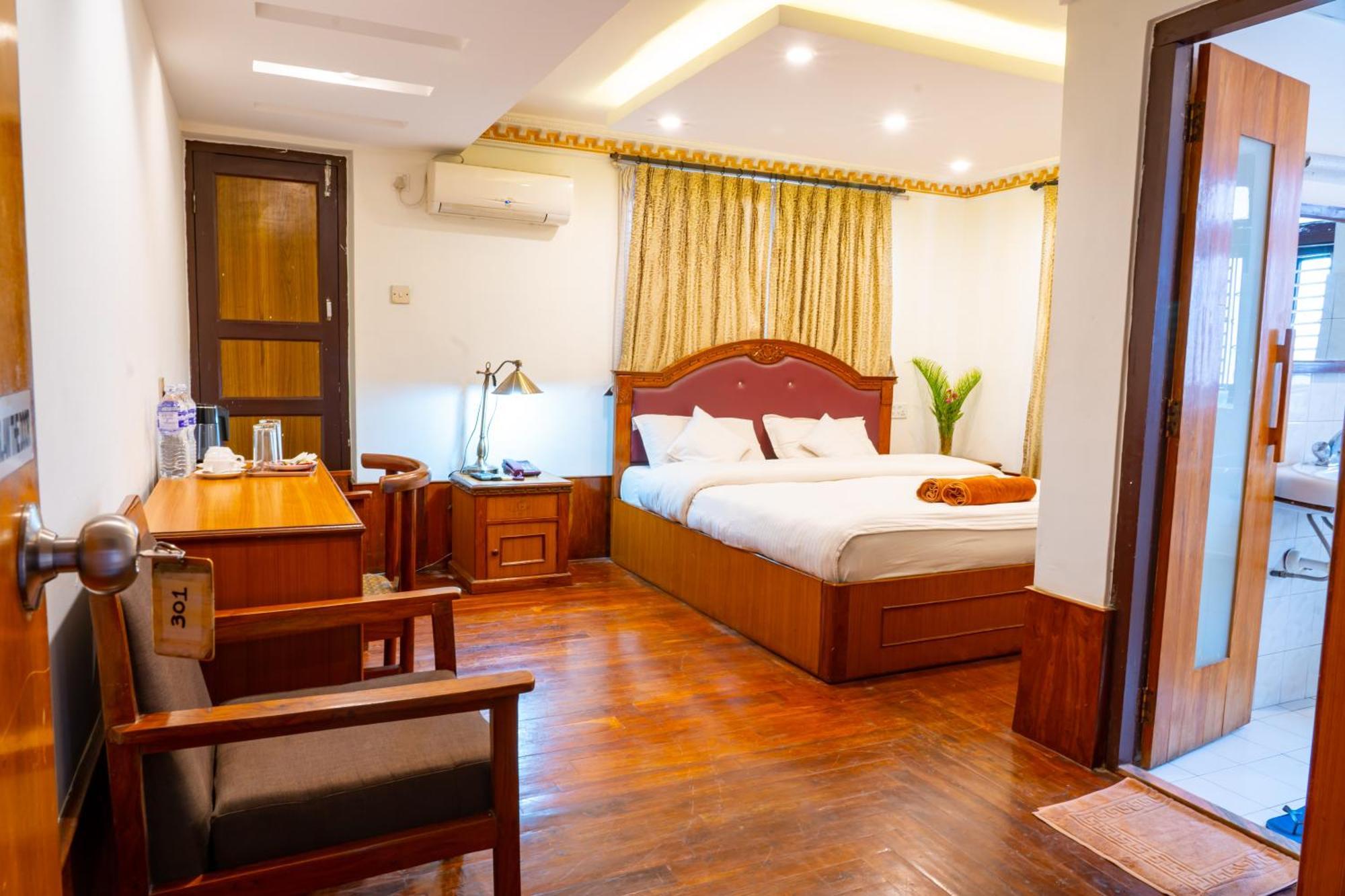 Hotel Ganesh Himal Катманду Экстерьер фото