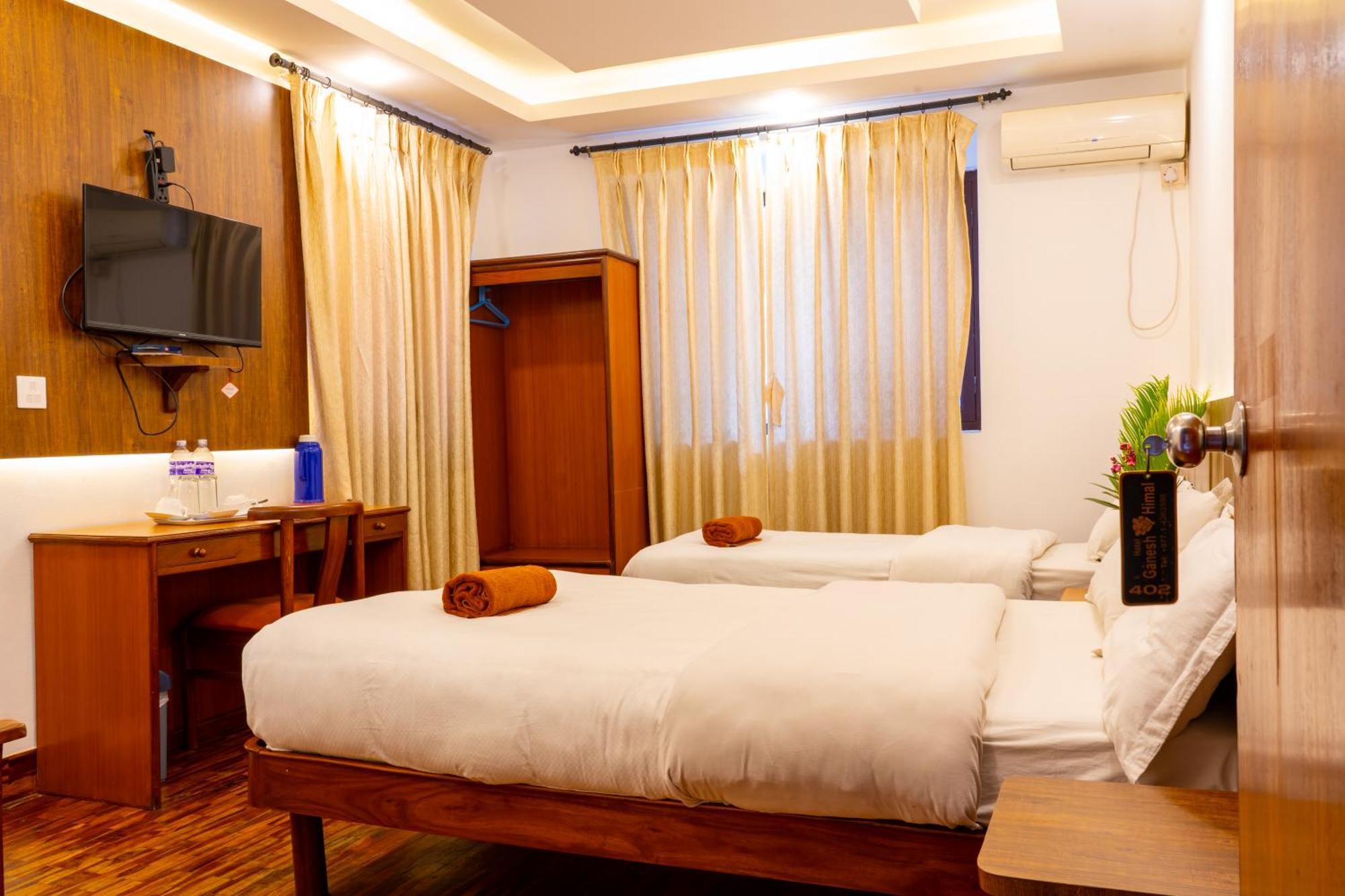 Hotel Ganesh Himal Катманду Экстерьер фото