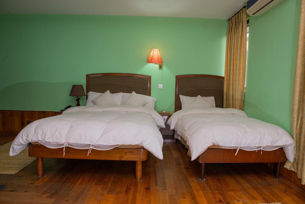 Hotel Ganesh Himal Катманду Экстерьер фото