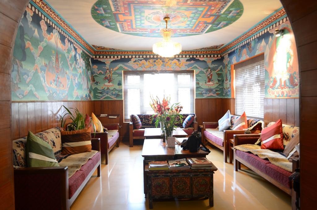 Hotel Ganesh Himal Катманду Экстерьер фото