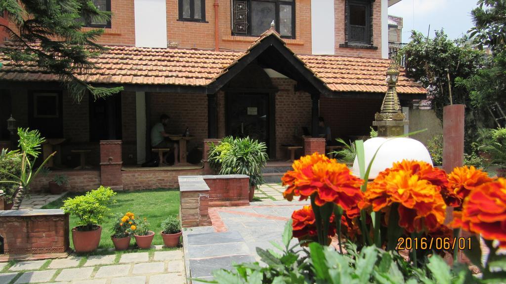 Hotel Ganesh Himal Катманду Экстерьер фото