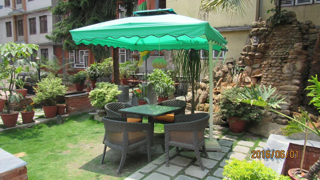 Hotel Ganesh Himal Катманду Экстерьер фото