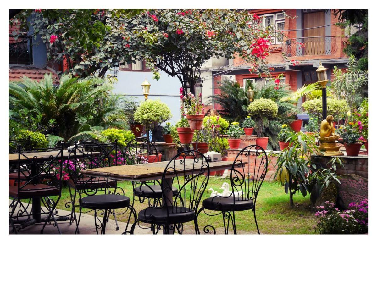 Hotel Ganesh Himal Катманду Экстерьер фото