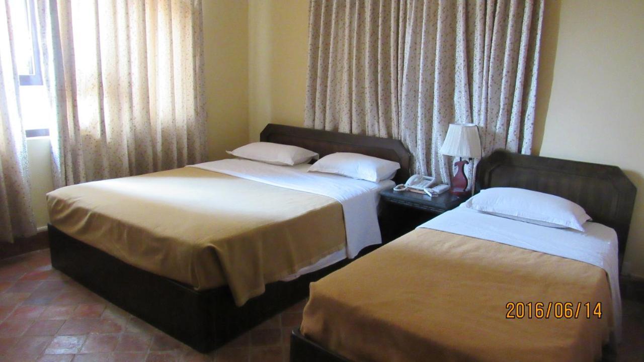 Hotel Ganesh Himal Катманду Экстерьер фото